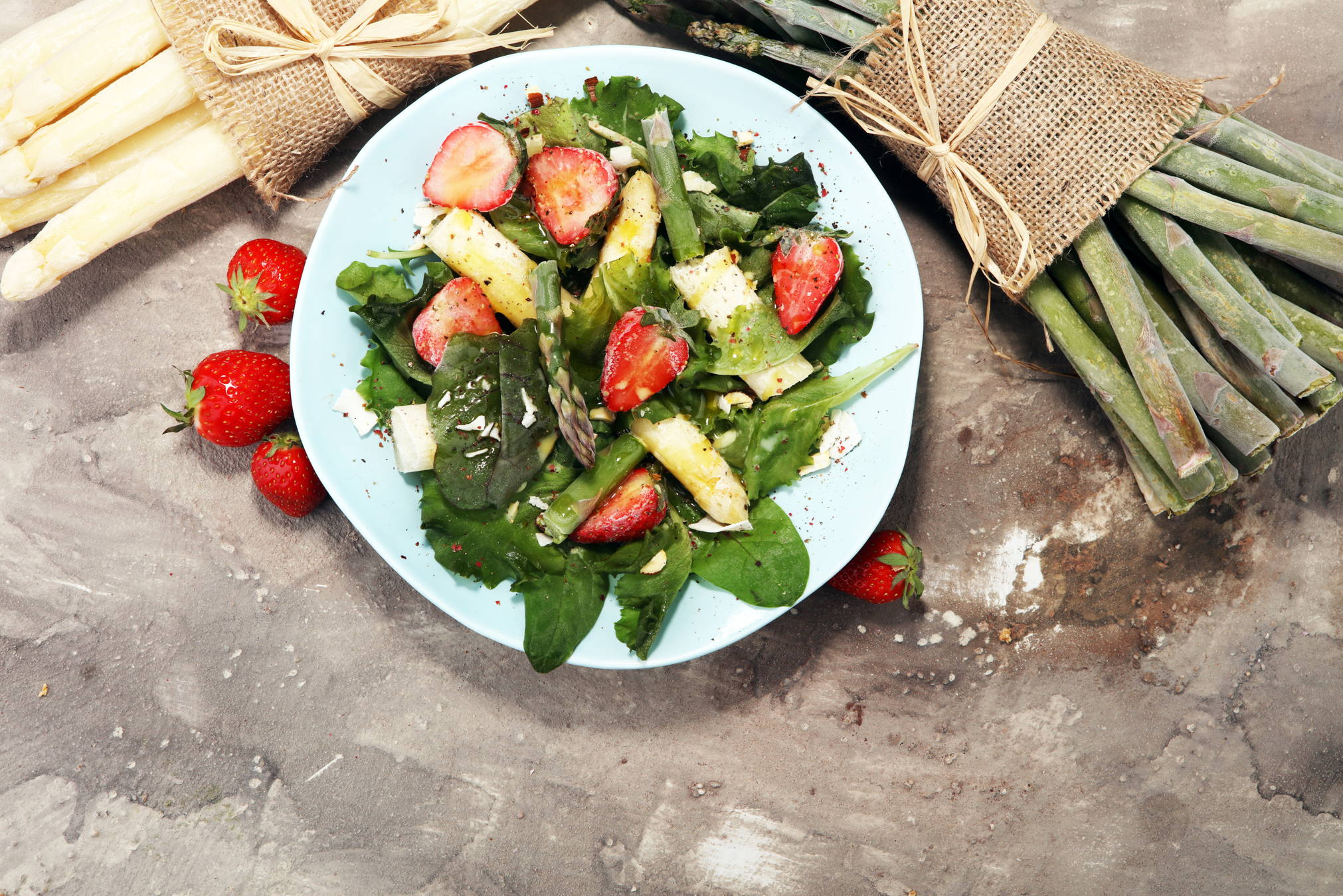 Frühlingshafter Spargel-Salat mit Erdbeeren und Rucola